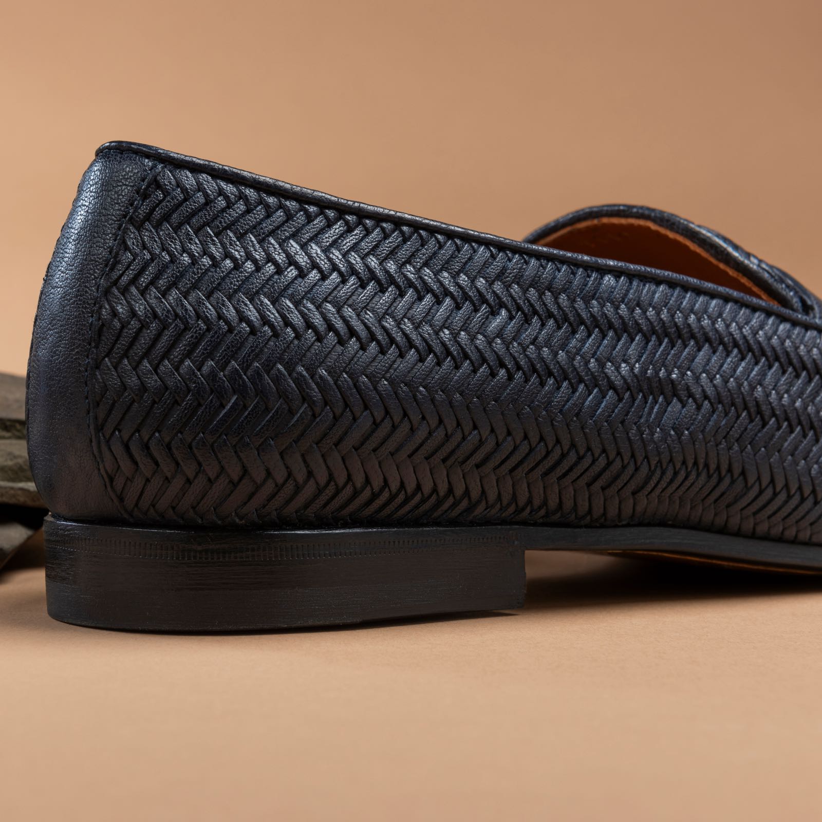 Full-grain Italian leather grain