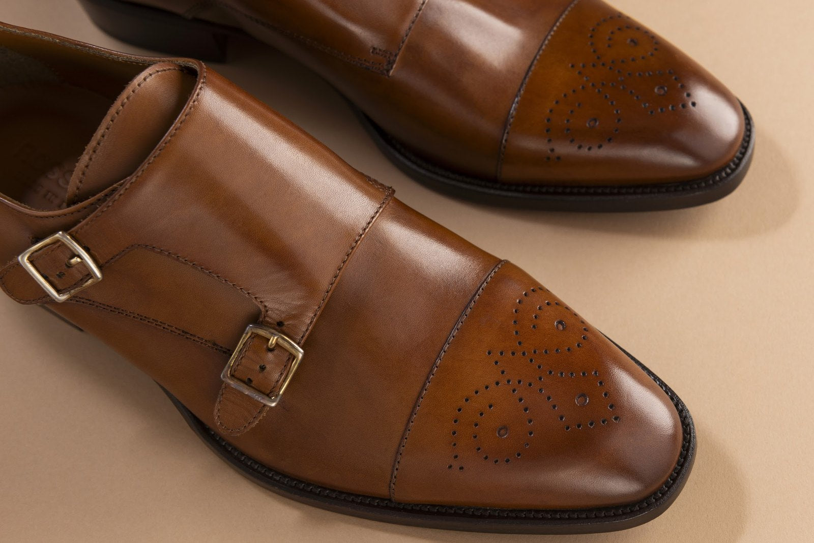 Full-grain Italian leather grain